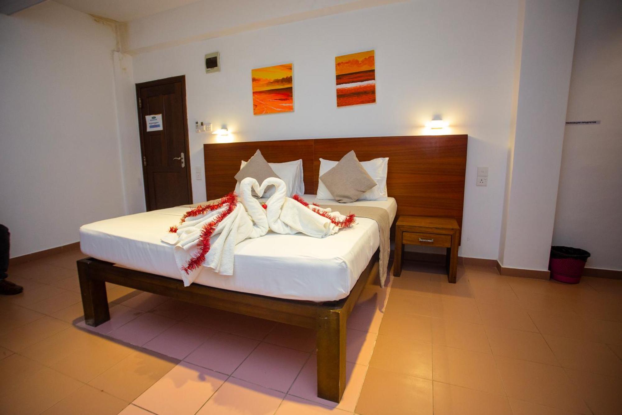 Lucky Seven Hikkaduwa Hotel Exterior photo