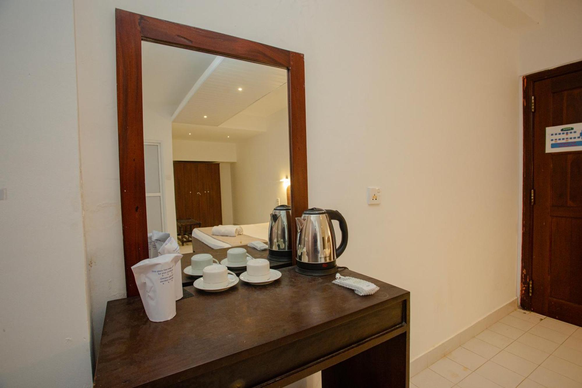 Lucky Seven Hikkaduwa Hotel Exterior photo