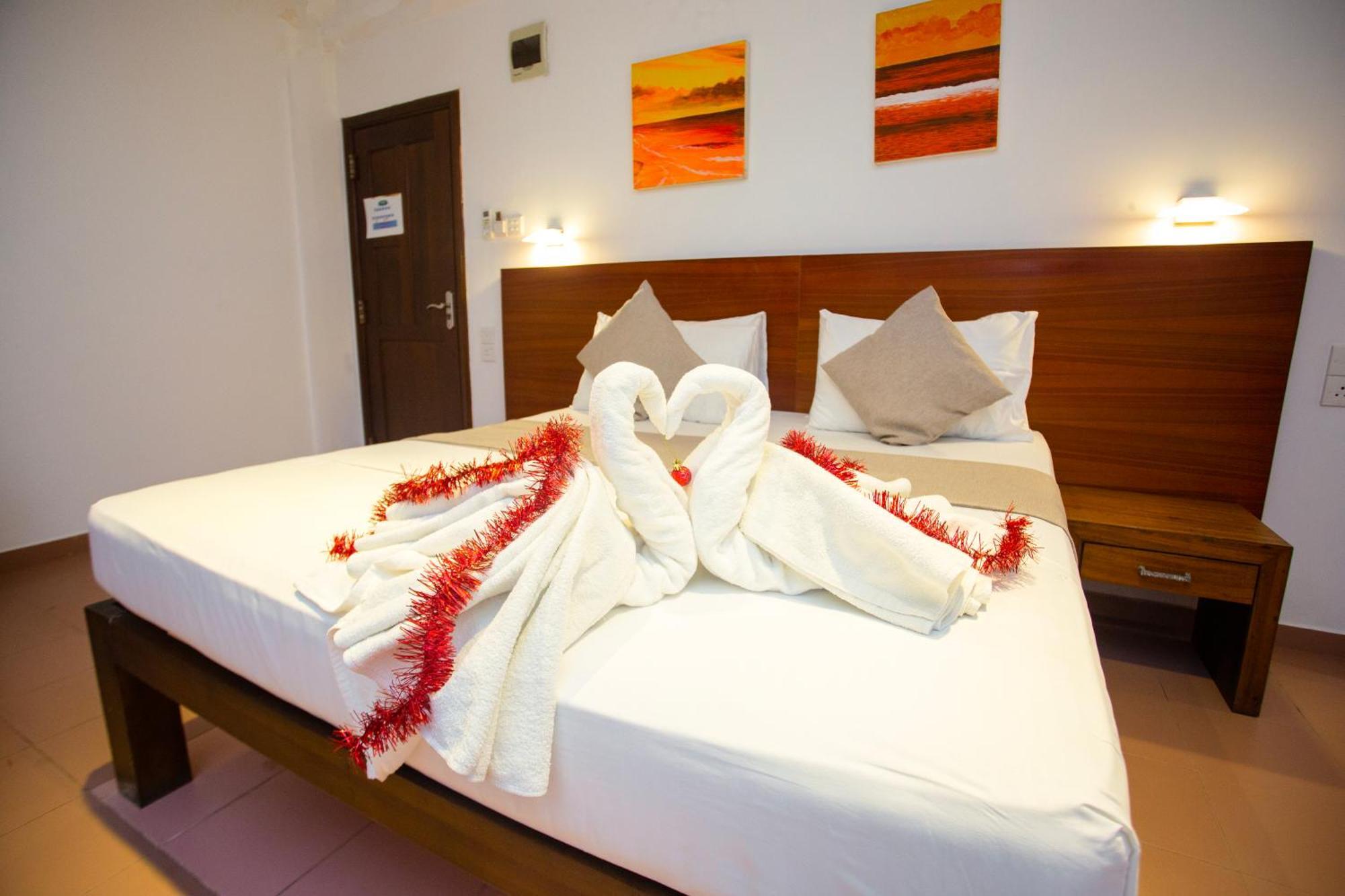 Lucky Seven Hikkaduwa Hotel Exterior photo