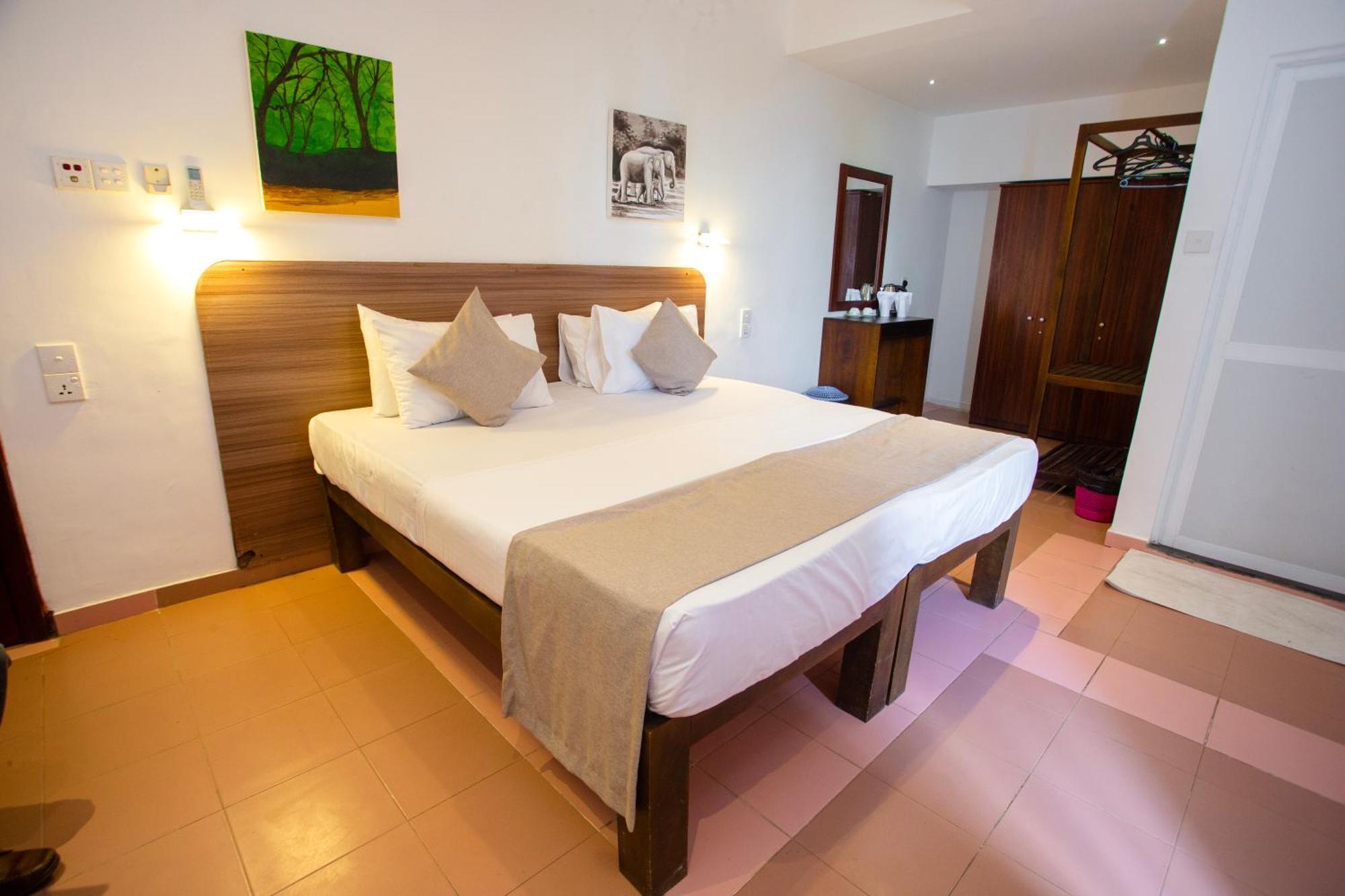 Lucky Seven Hikkaduwa Hotel Exterior photo